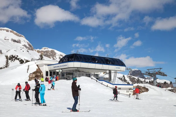 Alta Badia イタリア 2018年3月4日 Campolongo Bec RosドロミテのAlta Badiaスキー地域のチェアリフト — ストック写真