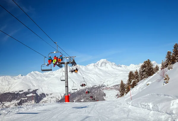 Les Arcs France Feb 2019 Snowbands Skiers Chair Lift Ski — стокове фото