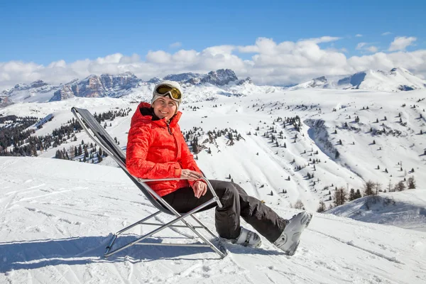 Skirennläuferin Sitzt Winter Auf Einer Sonnenliege Den Bergen — Stockfoto