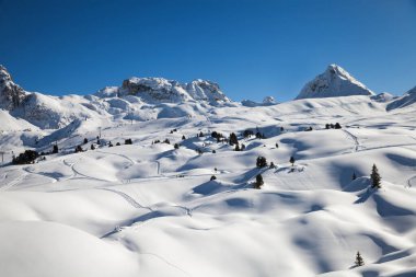Güneşli bir günde La Plagne kayak merkezi, Alpler