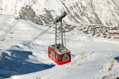 Les Arcs, Fransa - Şubat 04, 2019: Aiguille Rouge 3226 m üzerindeki teleferik kabini