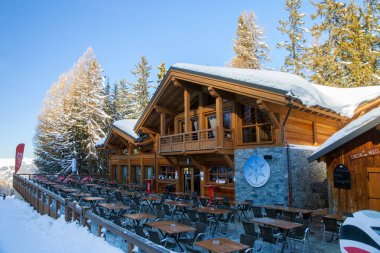 Plagne, Fransa - 5 Şubat 2019: Paradiski tatil köyündeki Le Cristal des Neiges dağ kafesi