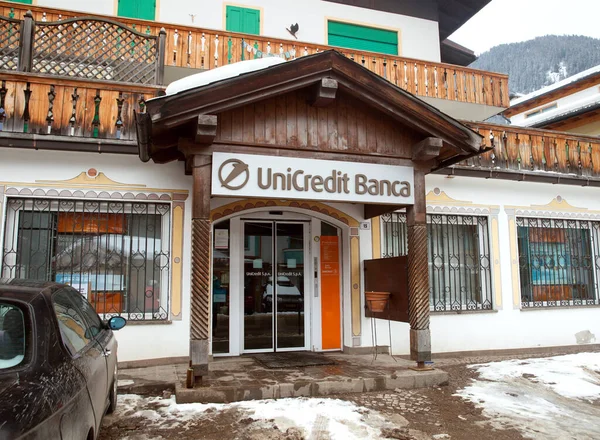 Canazei Włochy Marca 2018 Urząd Unicredit Banca Włoskiej Wiosce — Zdjęcie stockowe