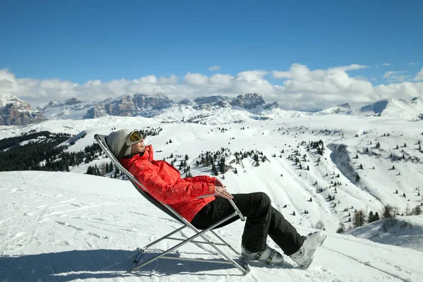 Mujer Esquiadora Una Tumbona Las Montañas Invierno —  Fotos de Stock