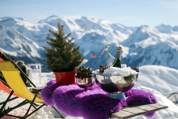 フランスの山のテーブルの上にシャンパンと氷のガラスのボトル — ストック写真