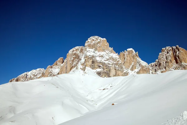 純白の雪の上の山 — ストック写真