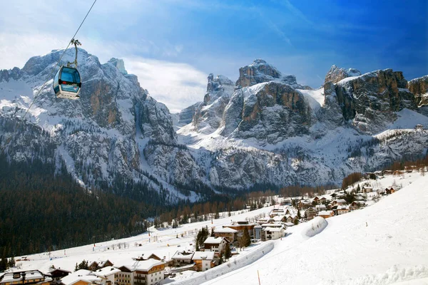 Colfosco Itálie 2018 Kabina Lanovky Nad Horskou Vesnicí Italských Dolomitách — Stock fotografie