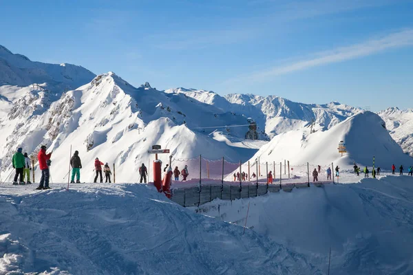 Les Arcs France Feb 2019 Skiers Snowborders Top Mountain Paradiski — Stock Photo, Image