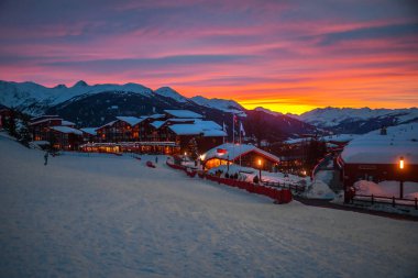 Kayak merkezi Les Arcs 'da gün batımı 1800