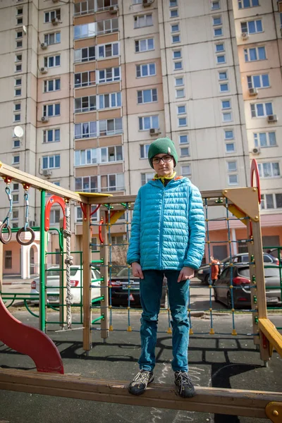 Een Jongen Van Tien Staat Speelplaats Moskou — Stockfoto