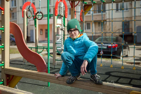Garçon Joue Sur Terrain Jeu Dans Cour Moscou — Photo