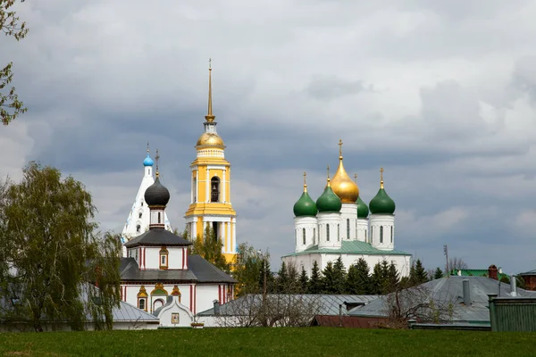 ロシアのコロンナにある聖三位一体の新しいゴルトヴィンスキー女修道院とウスペンスキー大聖堂教会 — ストック写真