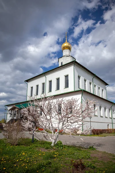 Церковь Богоявленском Старинном Голутвинском Мужском Монастыре — стоковое фото