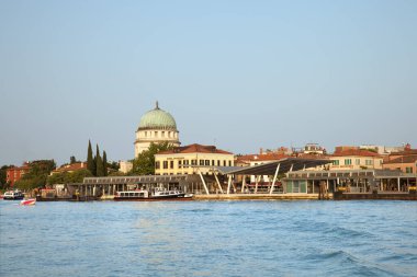 Lido Adası 'ndaki Vaporetto iskelesinin sakin manzarası.