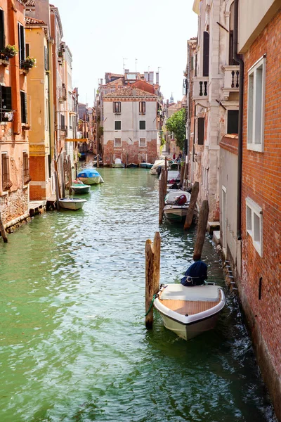Canal Tranquilo Veneziano Com Barcos Motor Estacionados Dia Verão — Fotografia de Stock