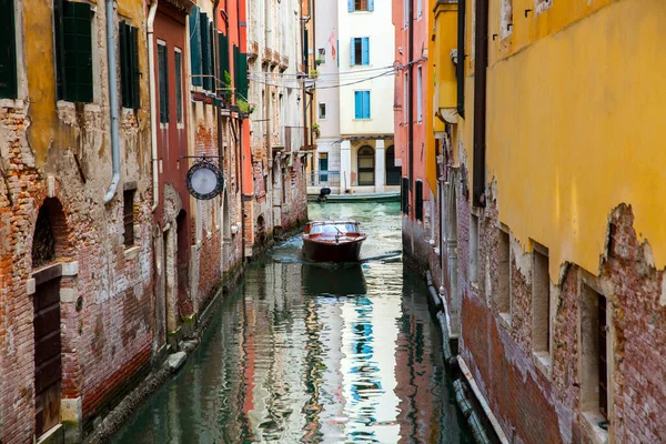 Motor Boat Tight Venetian Channel — Stock Photo, Image