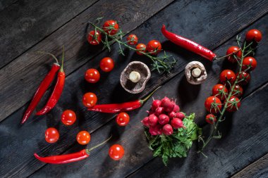 Eski tahtaların arka planında sebzeler