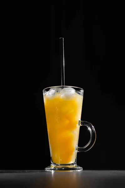 Склянка свіжого апельсинового соку з льодом на чорному тлі з місцем для напису — стокове фото