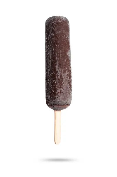 Sorvete em cobertura de chocolate em um pau em um fundo branco — Fotografia de Stock