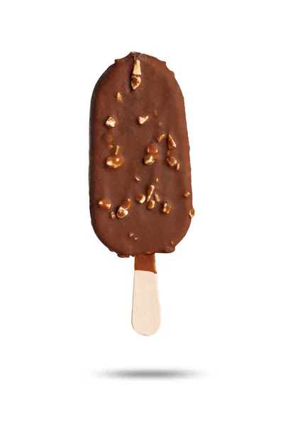 Çikolata kaplı dondurma, badem fıstıklı beyaz arka planda bir çubuk. — Stok fotoğraf