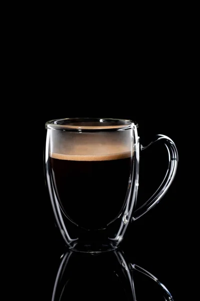 Café noir dans une tasse transparente en verre sur un fond noir — Photo