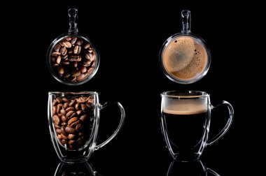 Siyah arka planda kahve olan dört fincanın bileşimi. Solda kahve çekirdekli bir fincanın yan görüntüsü, üstünde bir üst görüş, üzerinde hazır kahve olan bir fincanın kenar görünümü, üzerinde bir kenar görünüm var.