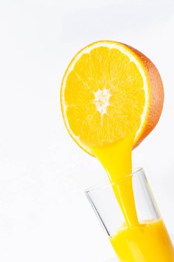  Taze portakal suyu portakalın yarısından şeffaf bardağa dökülür. yazıtlar için yer