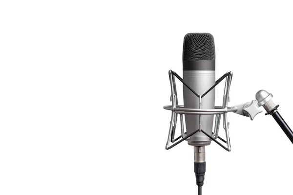 Професійний студійний конденсаторний мікрофон для запису голосу на білому тлі. ізольовані на білому фоні — стокове фото