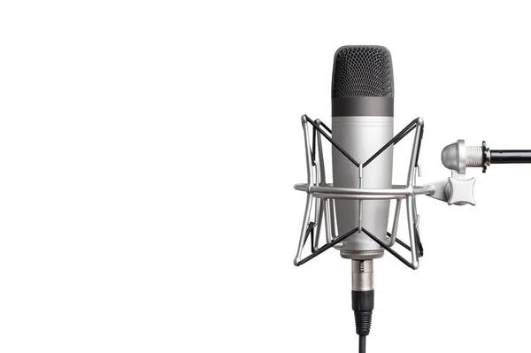 Професійний студійний конденсаторний мікрофон для запису голосу на білому тлі. ізольовані на білому фоні — стокове фото