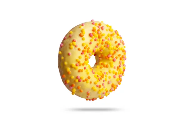 Geelgeglazuurde donut met gekleurde spatten. geïsoleerd op witte achtergrond — Stockfoto