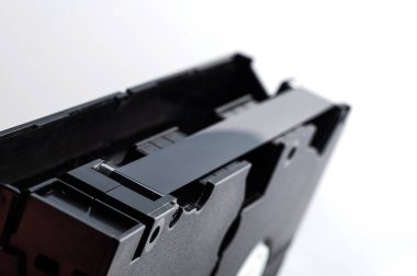  Vhs video kaseti beyaz arka plandaki manyetik bandı kapatıyor. beyaz arkaplanda izole