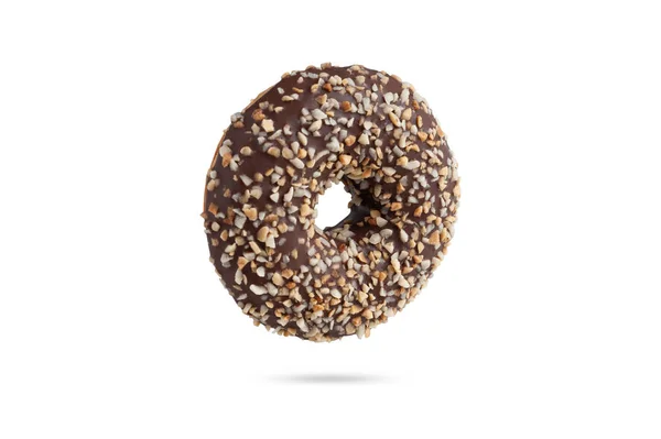 Donut revestido de chocolate polvilhado com amendoins. isolado em fundo branco — Fotografia de Stock