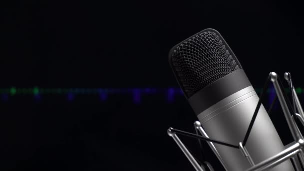 Ses dalgalarının arka planında profesyonel stüdyo mikrofonu — Stok video