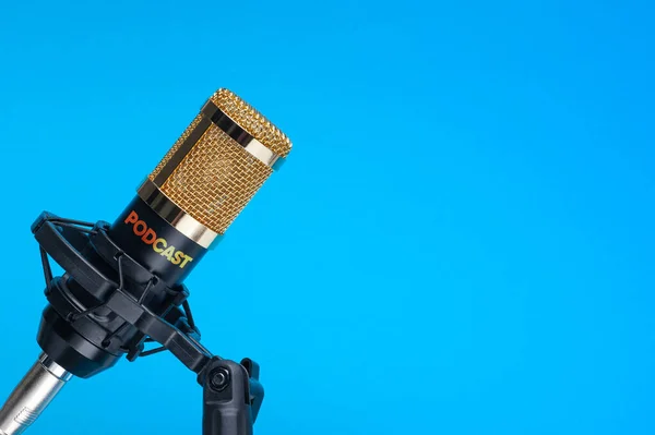 Студійний мікрофон для запису подкастів, пісень та радіопрограм на синьому фоні з місцем для напису. копірайт — стокове фото