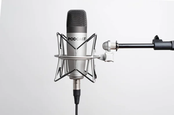 Студійний мікрофон для запису подкастів, пісень та радіопрограм на білому тлі з місцем для напису. копірайт — стокове фото