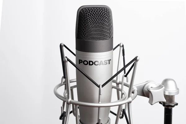  Podcast 'leri, şarkıları ve radyo programlarını kaydetmek için beyaz bir arkaplan ve yazıtlar için bir yer. kopyalama alanı