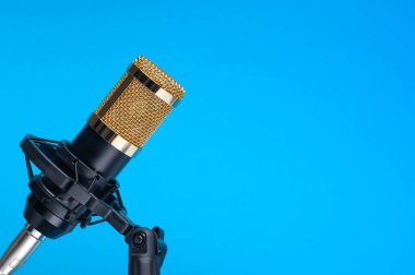  Podcast 'leri, şarkıları ve radyo programlarını kaydetmek için mavi bir arkaplan ve yazıtlar için bir yer. kopyalama alanı