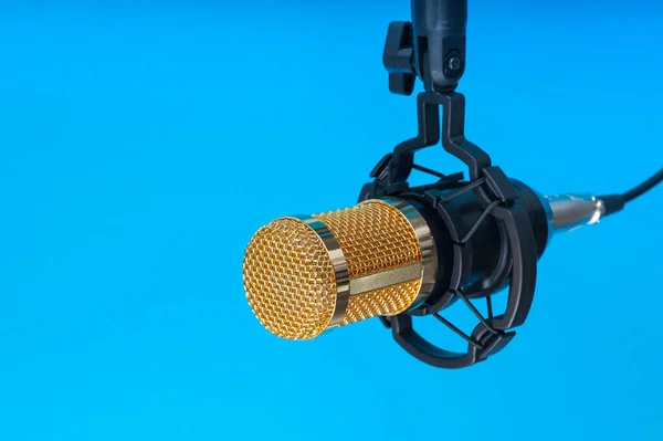  Podcast 'leri, şarkıları ve radyo programlarını kaydetmek için mavi bir arkaplan ve yazıtlar için bir yer. kopyalama alanı