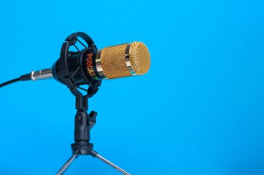  Podcast 'leri, şarkıları ve radyo programlarını kaydetmek için mavi bir arkaplan ve yazıtlar için bir yer. kopyalama alanı