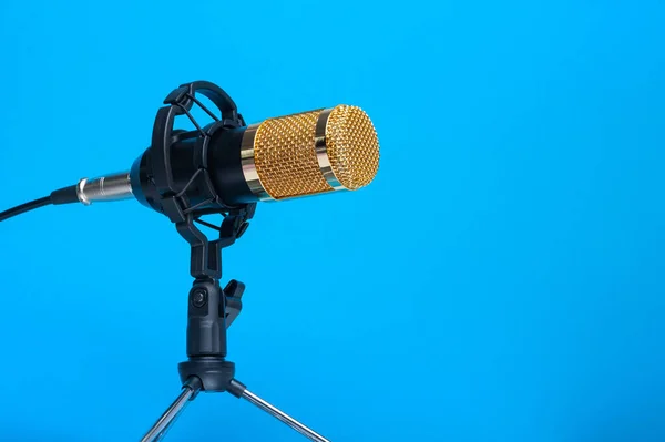  Podcast 'leri, şarkıları ve radyo programlarını kaydetmek için mavi bir arkaplan ve yazıtlar için bir yer. kopyalama alanı