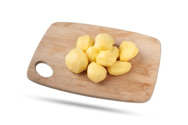  Soyulmuş patatesler mutfak tahtasının üzerinde yatıyor. Beyaz arkaplanda izole et