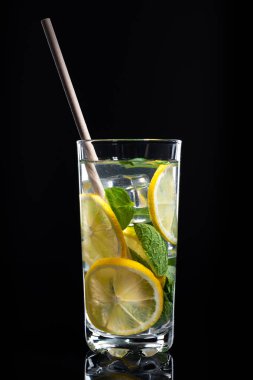  Limonlu, naneli ve buzlu meşrubat siyah arka planda izole edilir.