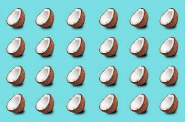  Turkuaz arka planda hindistan cevizi deseni. Hindistan cevizi yarıları defalarca tekrarlanır.