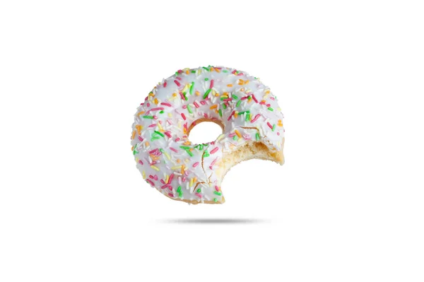 Donut doce em esmalte branco com polvilhas coloridas mordidas em um lado isolado em um fundo branco — Fotografia de Stock