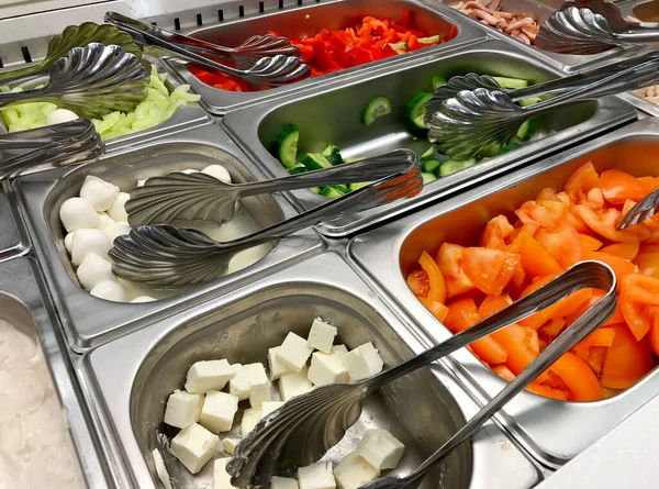  Çeşitli sebzelerle ve farklı peynir çeşitleriyle salata barı
