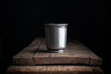  Antika cam bardak ahşap bir arka planda duruyor.