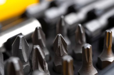 Beyaz arkaplanda izole edilmiş plastik bir kutuda değiştirilebilir tornavida bitleri