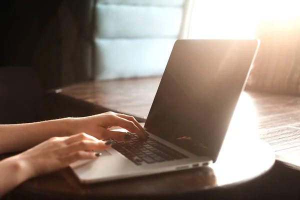 Kullanarak ve laptop ile boş siyah perde ve kahve fincanı, yazarak iş kadını mockup görüntü güneş ışınlarının Parlatıcı