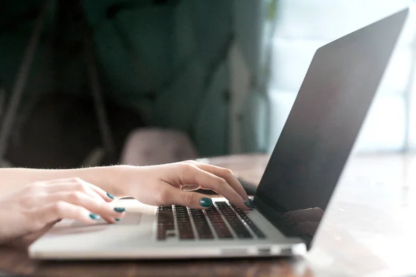 Kullanarak ve laptop ile boş siyah perde ve kahve fincanı, yazarak iş kadını mockup görüntü güneş ışınlarının Parlatıcı