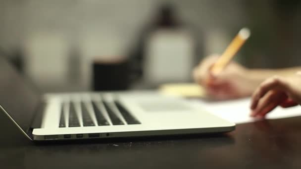 Vrouwelijke Hand Met Een Potlood Werken Met Een Laptop Typen — Stockvideo